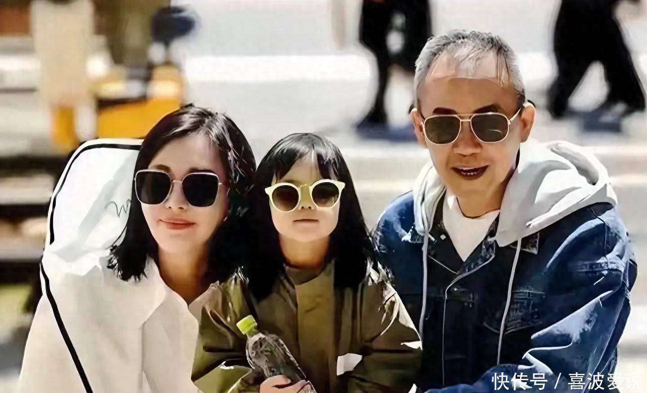 王石小女儿升小学田朴珺在家陪娃包饺子 6岁AA会洗碗王石很欣